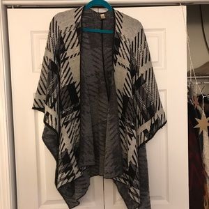 Houndstooth poncho from Versona